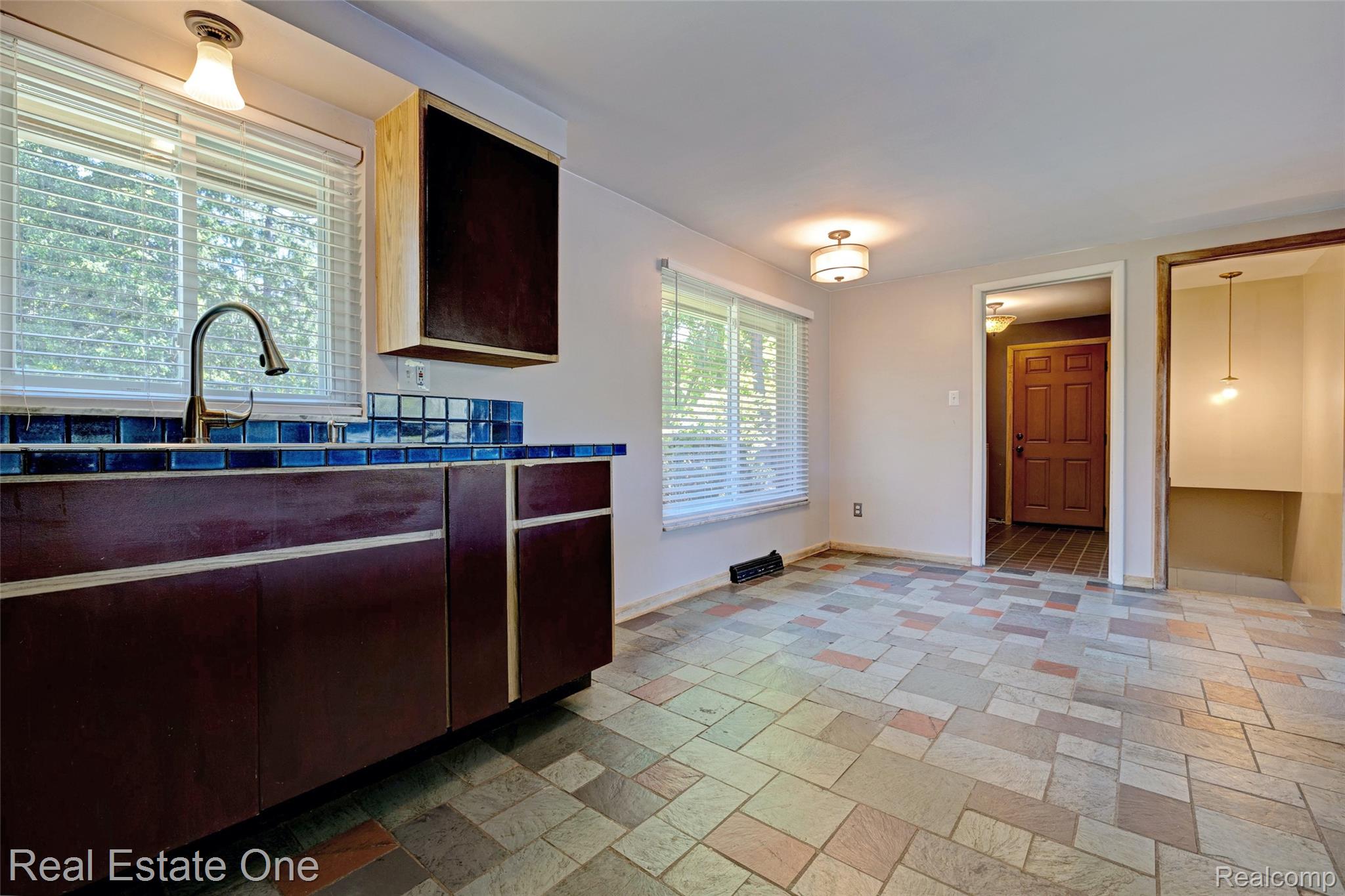 1140 Seneca Road Lake Orion, MI 48362 - Photo 8 of 65 7) Kitchen.jpg