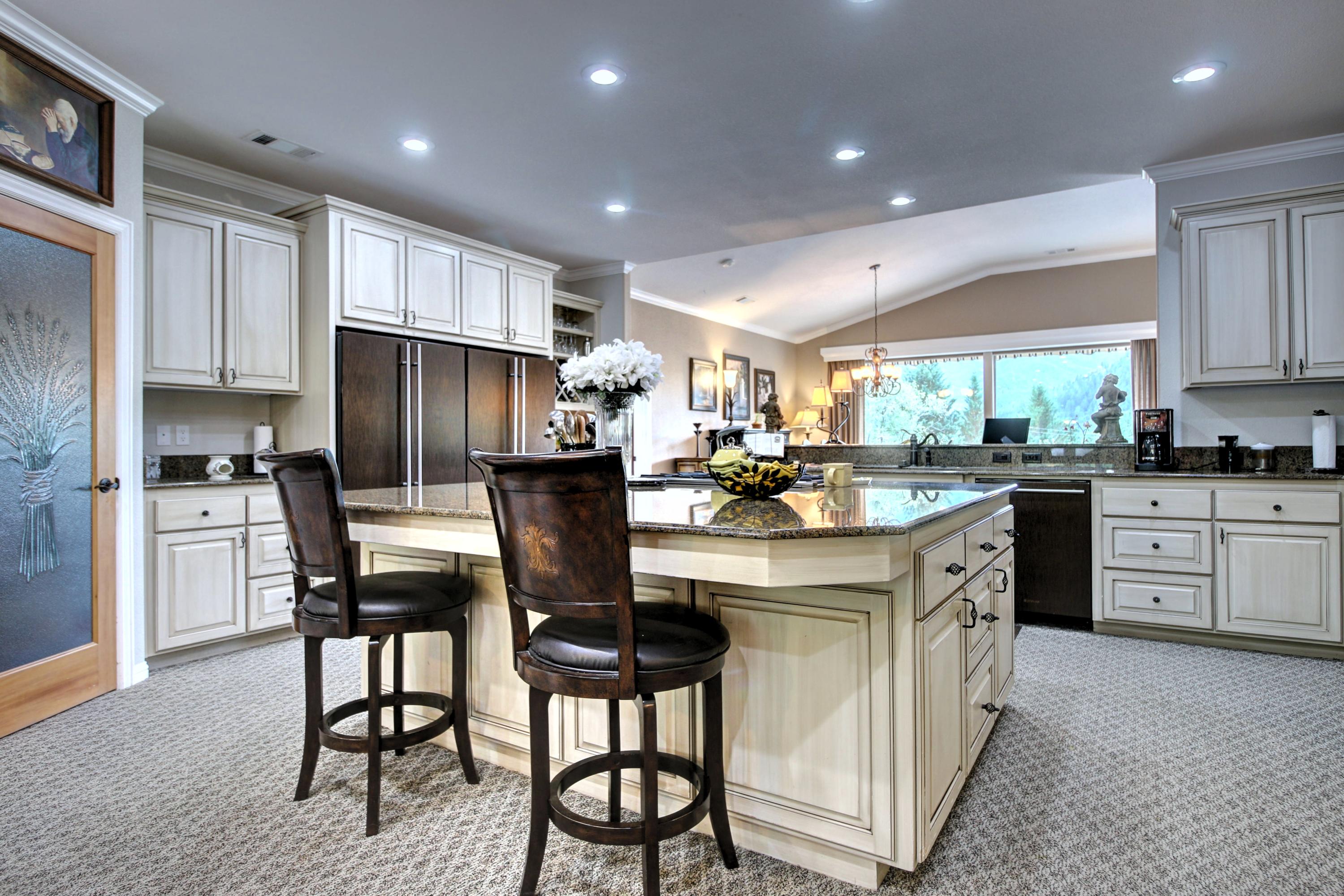 100 Springbrook Drive Grants Pass, OR 97527 - Photo 8 of 57 Kitchen with island