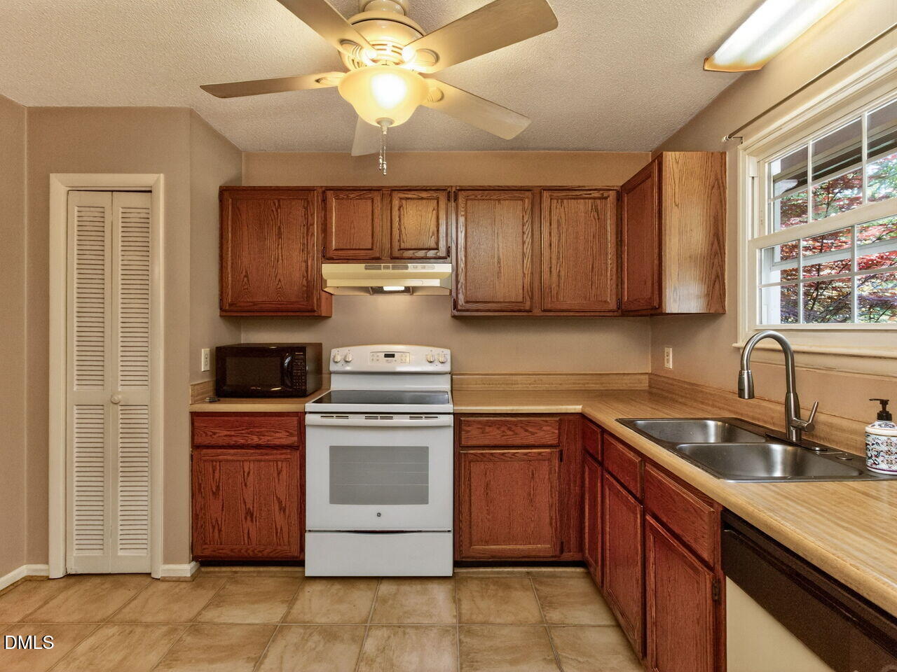 5410 Ridgeloch Place Raleigh, NC 27612 - Photo 5 of 32 005-1280x960-kitchen