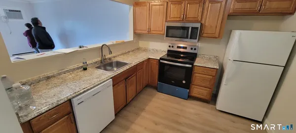 $2,400 | 8 Scuppo Road, Unit 3, Danbury, CT 06811