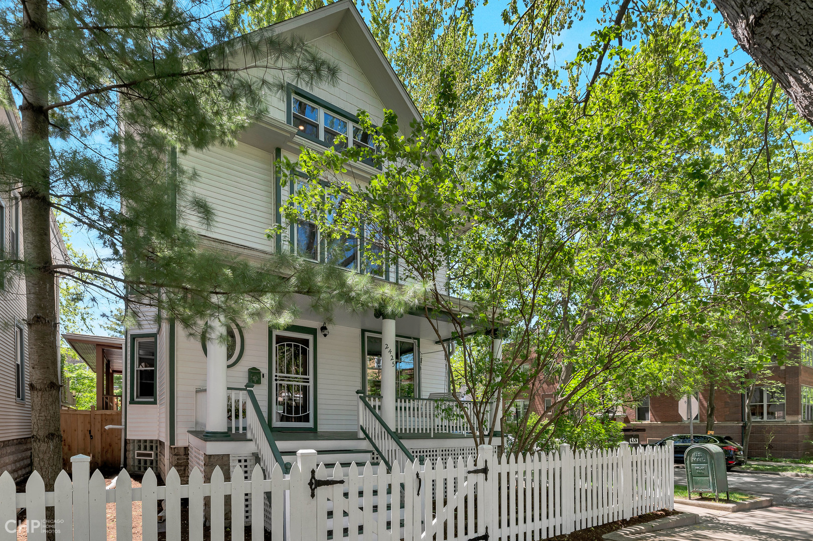 2425 West Wilson Avenue Chicago, IL 60625 - Photo 2 of 44