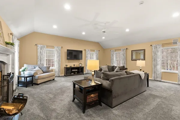 $889,000 | 41 Chestnut Road, Tyngsborough, MA 01879
