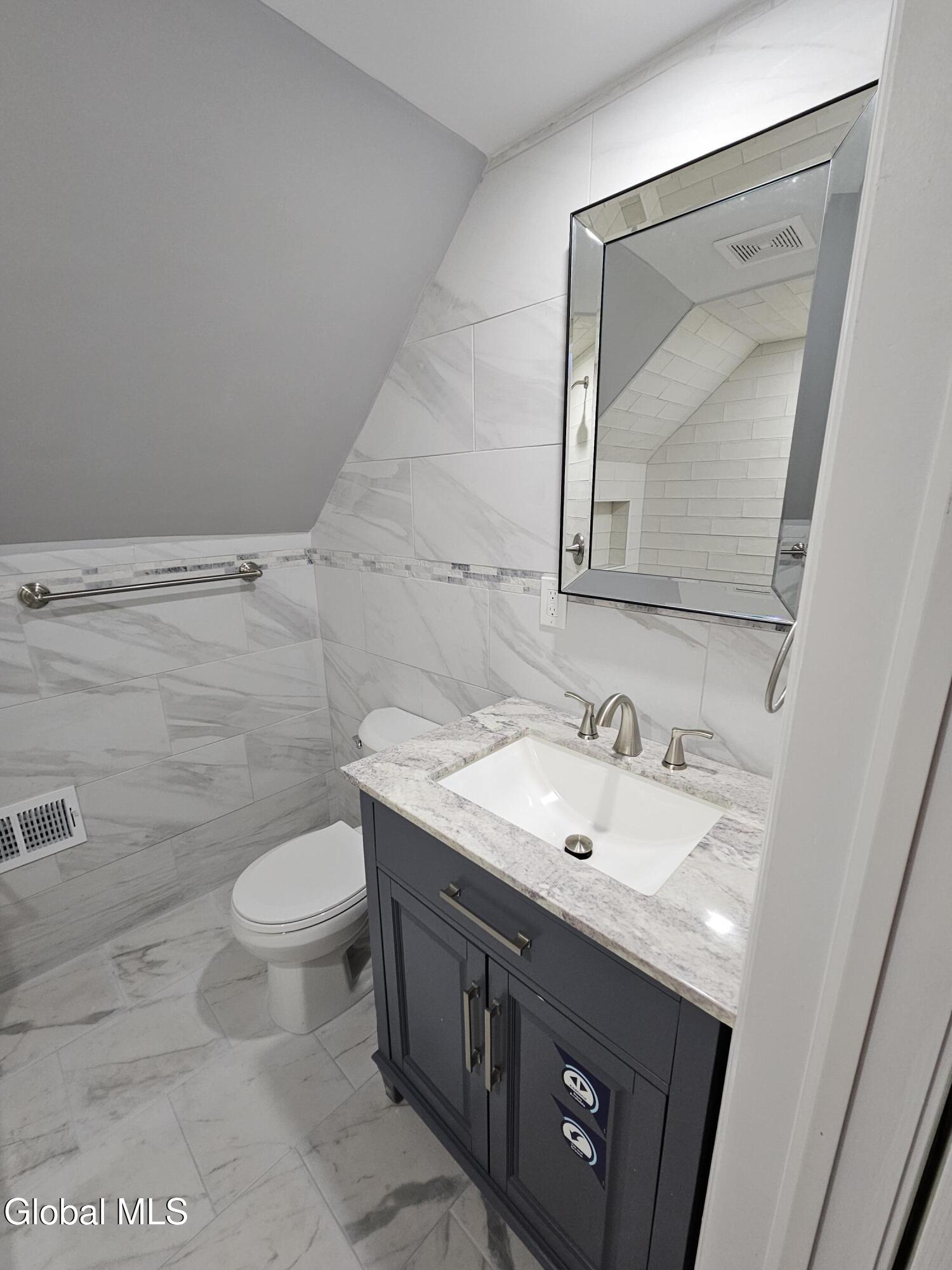 2402 Avenue B Schenectady, NY 12308 - Photo 18 of 25 20251003_121006