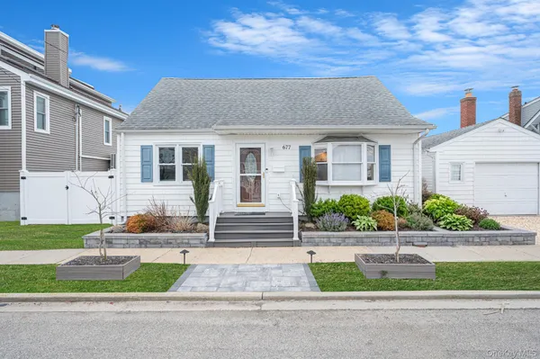 $749,999 | 677 South 9th Street, Lindenhurst, NY 11757