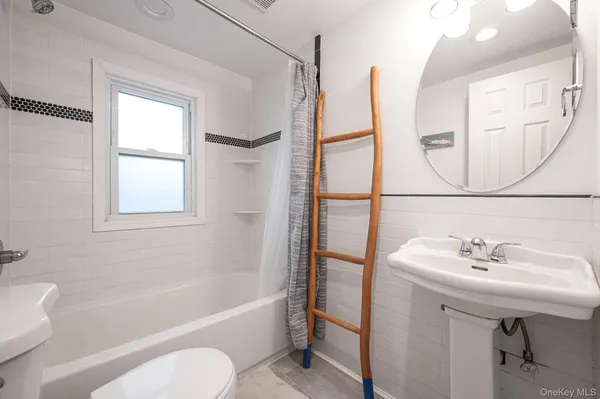 $749,999 | 677 South 9th Street, Lindenhurst, NY 11757