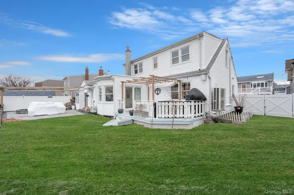 $749,999 | 677 South 9th Street, Lindenhurst, NY 11757