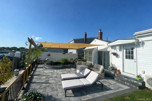 $749,999 | 677 South 9th Street, Lindenhurst, NY 11757