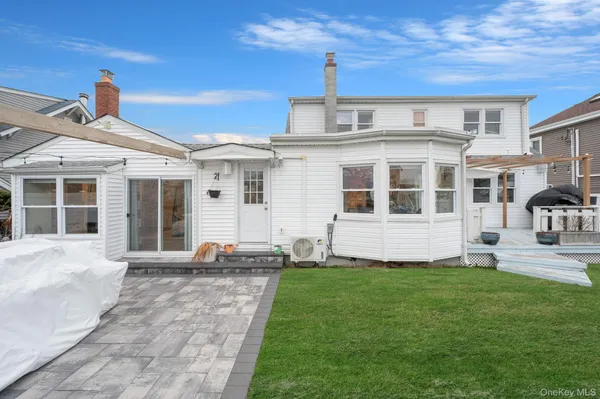 $749,999 | 677 South 9th Street, Lindenhurst, NY 11757