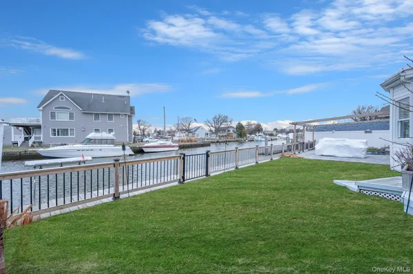 $749,999 | 677 South 9th Street, Lindenhurst, NY 11757