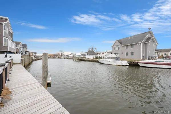 $749,999 | 677 South 9th Street, Lindenhurst, NY 11757