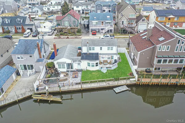 $749,999 | 677 South 9th Street, Lindenhurst, NY 11757