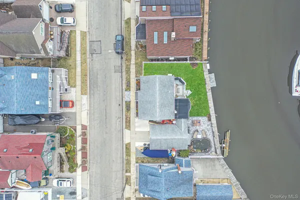 $749,999 | 677 South 9th Street, Lindenhurst, NY 11757