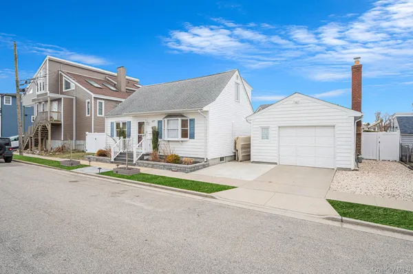 $749,999 | 677 South 9th Street, Lindenhurst, NY 11757