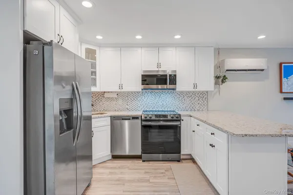 $749,999 | 677 South 9th Street, Lindenhurst, NY 11757