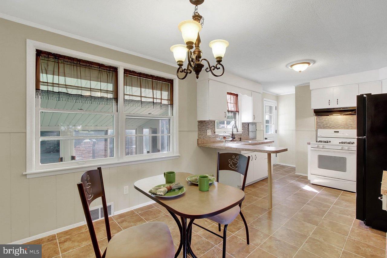 2432 Cambridge Road York, PA 17402 - Photo 5 of 23 Gallery Image 5