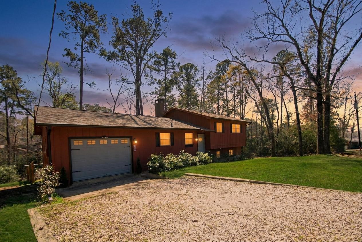 This charming 3 bedroom 2 bathroom home is situated on two lots in a quiet cove on Lake Livingston.