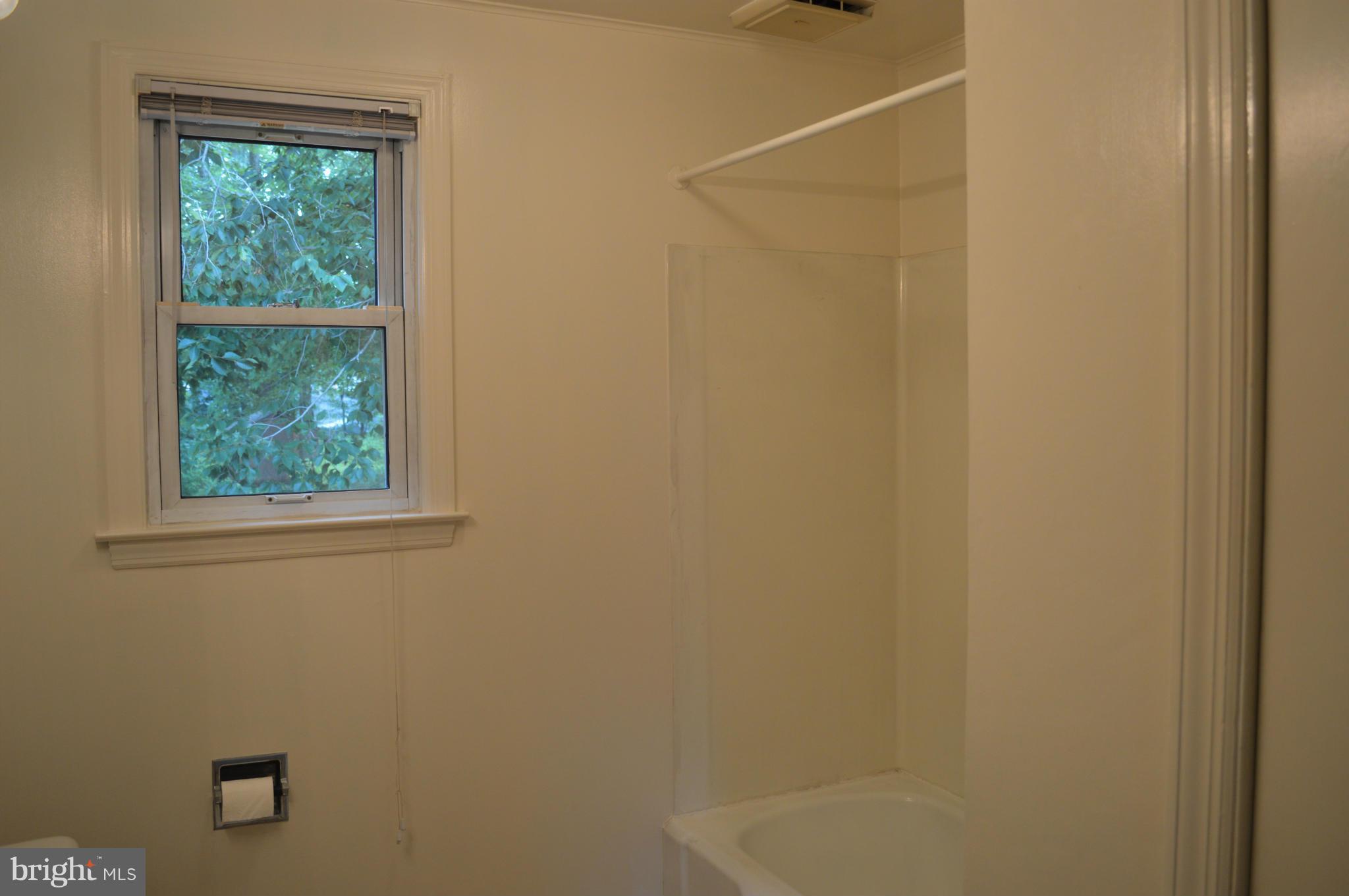 1613 Turkey Point Road Baltimore, MD 21221 - Photo 21 of 29 Bath