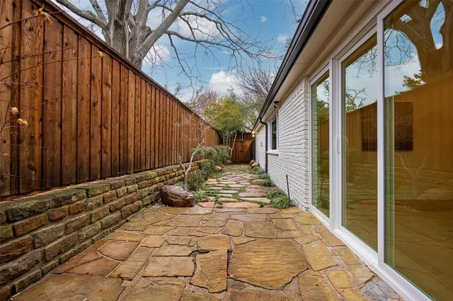 a view of a pathway of the house