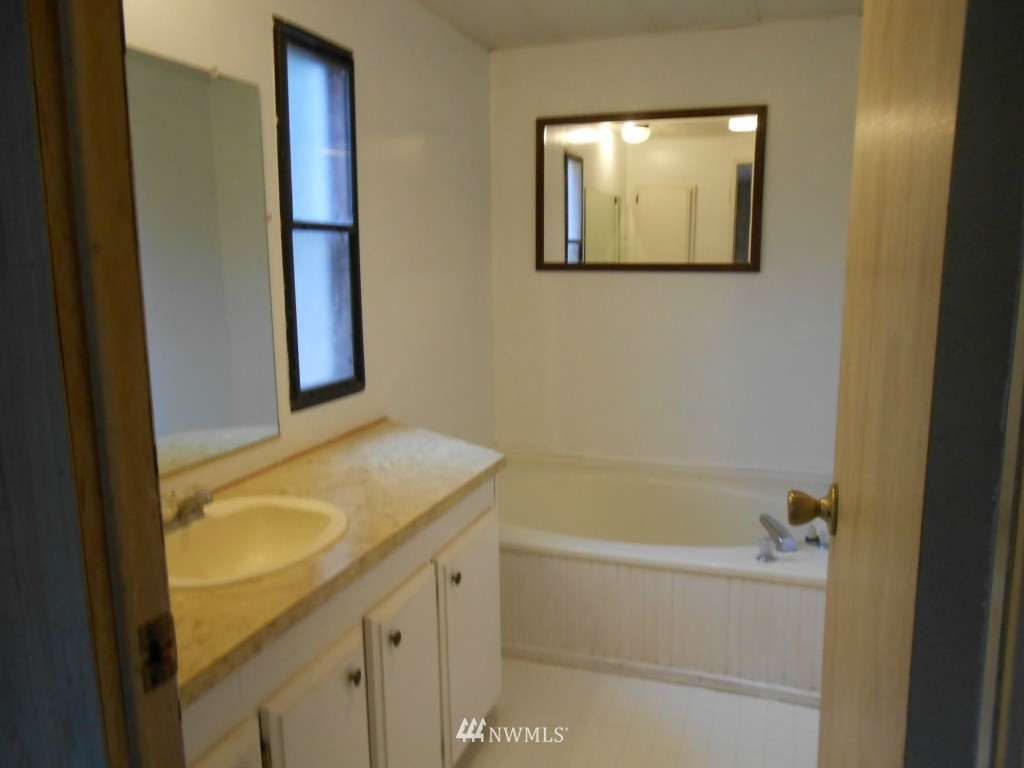 7667 Southeast Willock Road Olalla, WA 98359 - Photo 17 of 24 Gallery Image 17