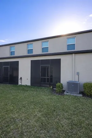 a view of a backyard