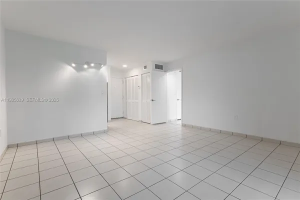 $1,800 | 9405 West Flagler Street, Unit D205, Miami, FL 33174