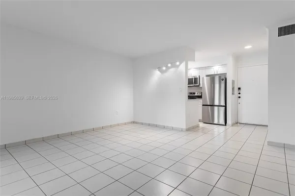 $1,800 | 9405 West Flagler Street, Unit D205, Miami, FL 33174