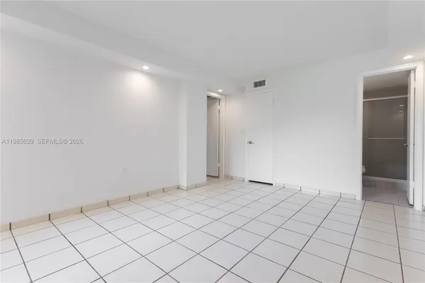 $1,800 | 9405 West Flagler Street, Unit D205, Miami, FL 33174
