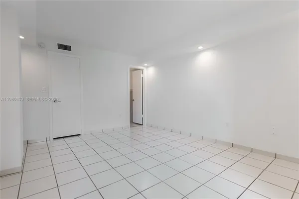 $1,800 | 9405 West Flagler Street, Unit D205, Miami, FL 33174
