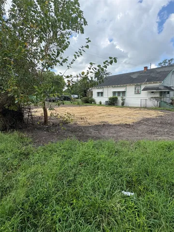 a view of a yard and front view of a house