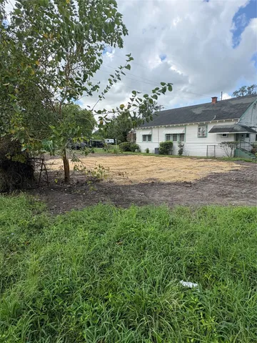 a view of a yard and front view of a house