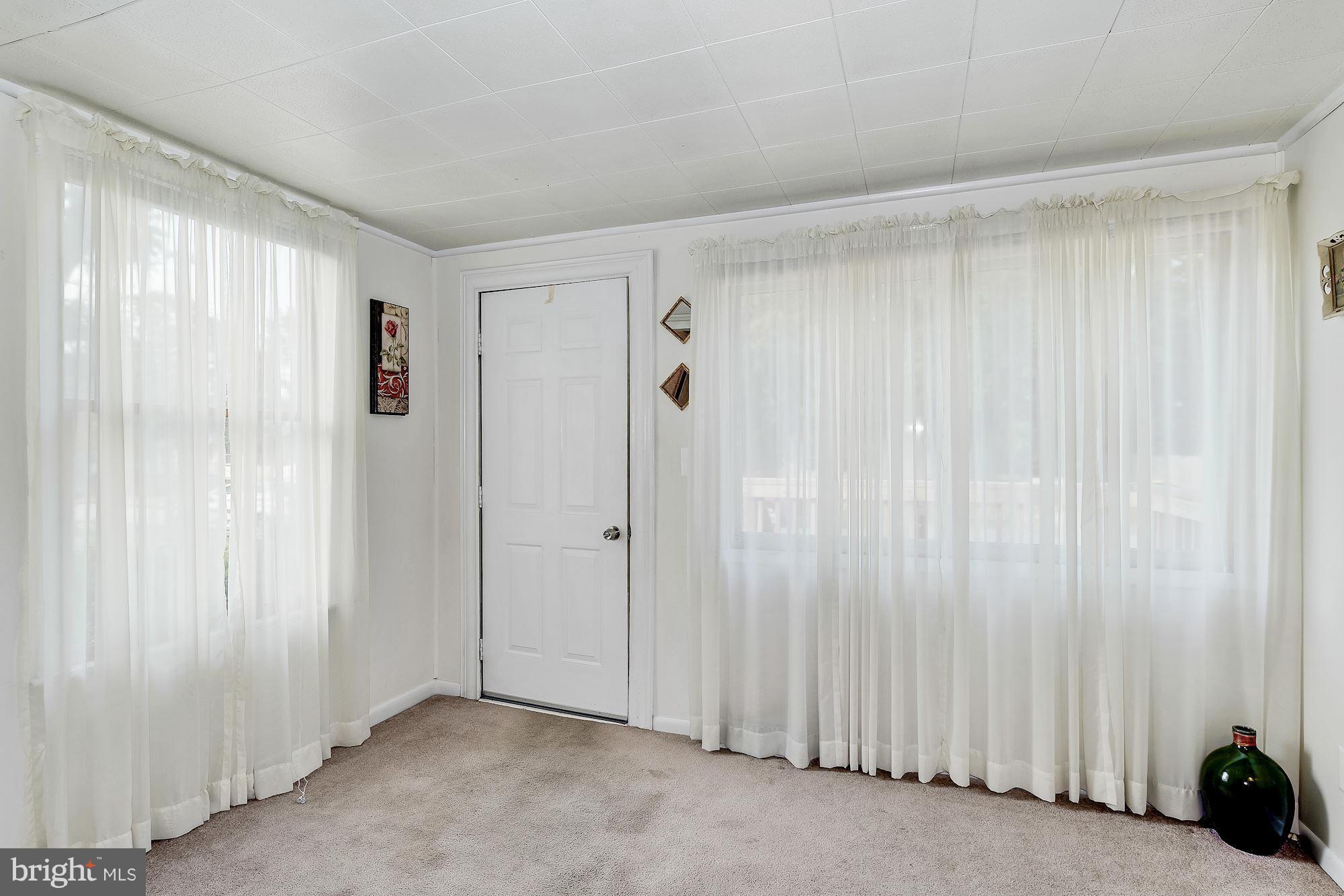 8105 Edgewater Road Clearwater Beach, MD 21226 - Photo 2 of 26 Sitting Room