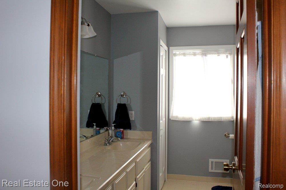 3597 Salem Drive Rochester, MI 48306 - Photo 7 of 12 main bath
