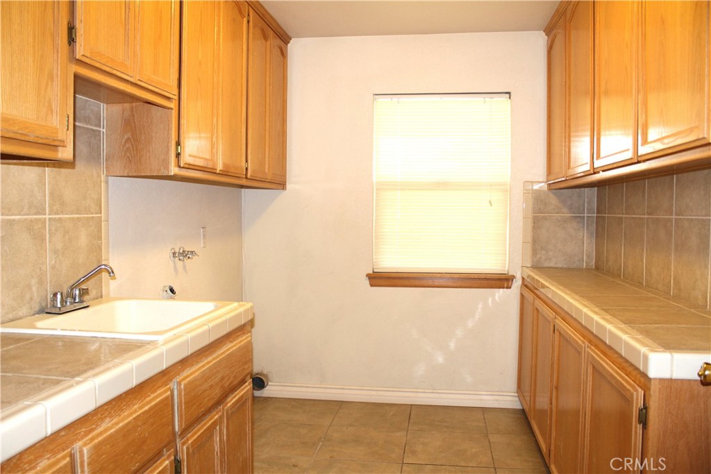 16263 Chiwi Road Apple Valley, CA 92307 - Photo 13 of 40 a bathroom with a sink and a bathtub