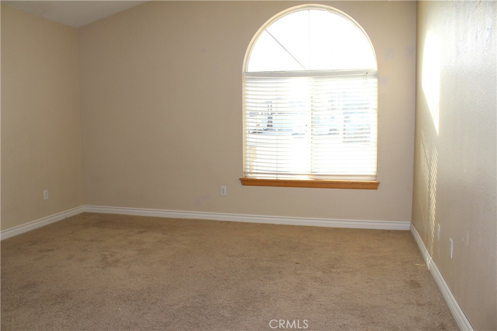16263 Chiwi Road Apple Valley, CA 92307 - Photo 26 of 40 an empty room with a window