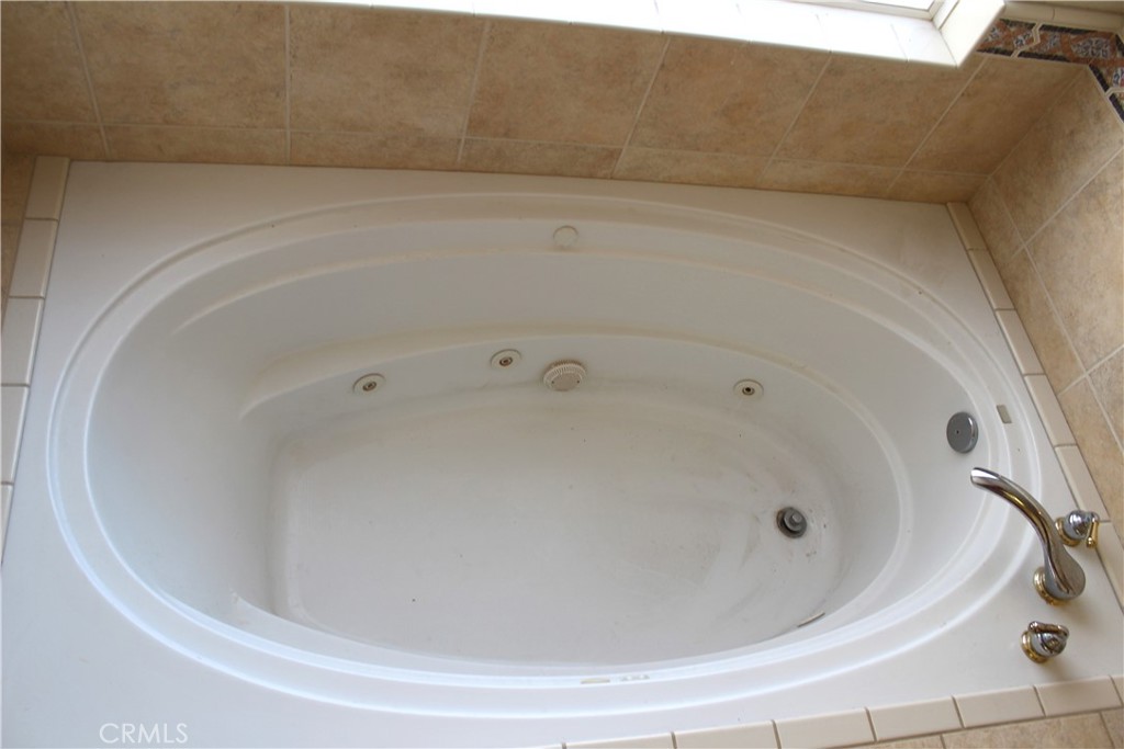 16263 Chiwi Road Apple Valley, CA 92307 - Photo 36 of 40 a close view of a bathtub in bathroom