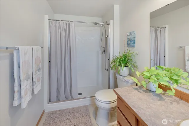 a view of a house with backyard and garden