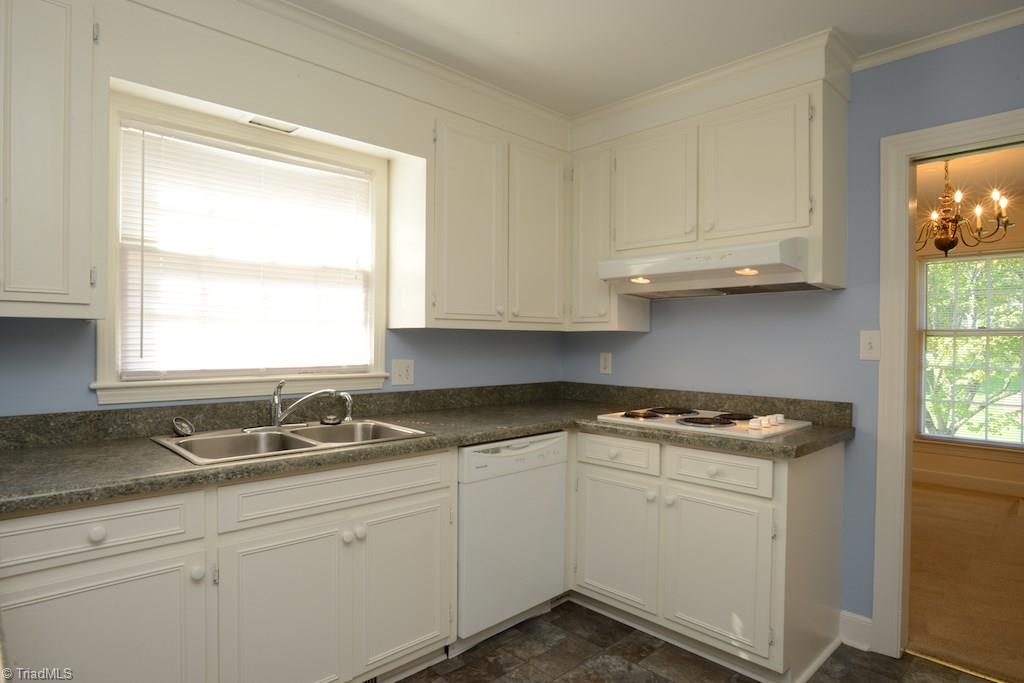 910 Wimbledon Place High Point, NC 27262 - Photo 13 of 30 Lots of cabinet space