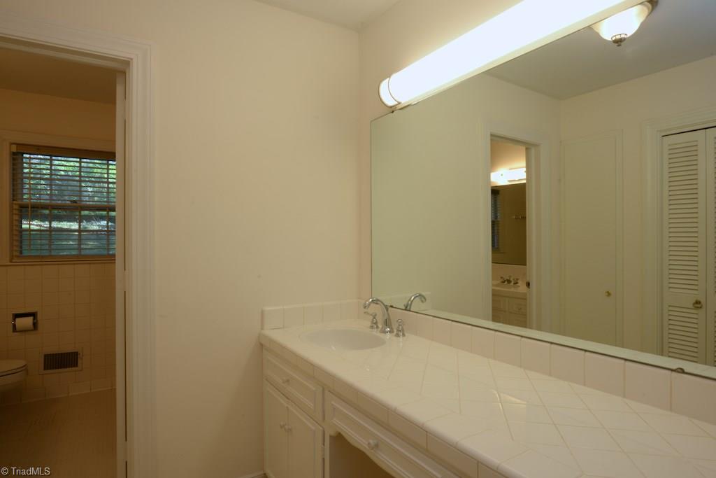 910 Wimbledon Place High Point, NC 27262 - Photo 26 of 30 This hall bath is shared by 2 bedrooms...double sinks and tons of room