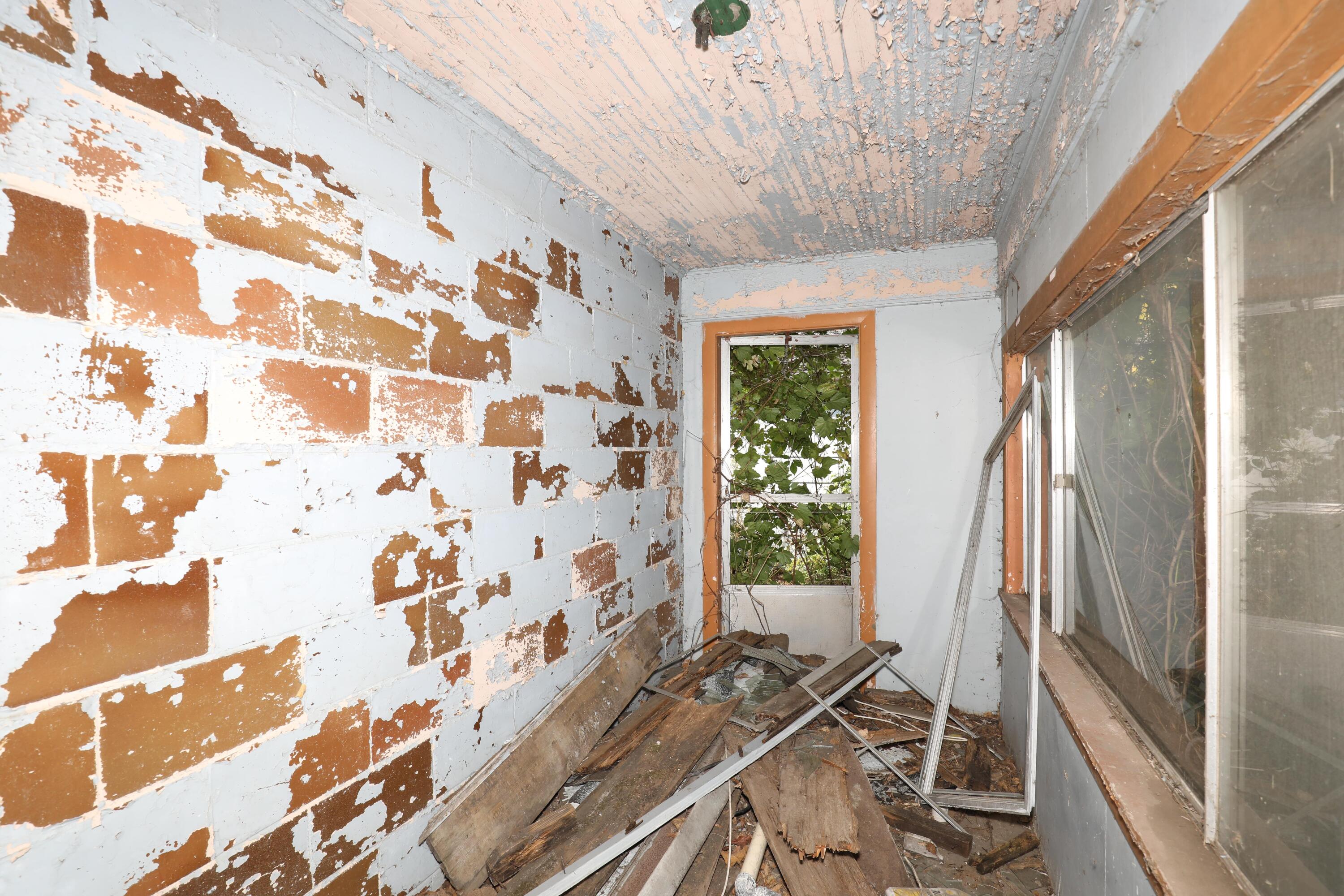 15 East Oneida Street La Crosse, IN 46348 - Photo 8 of 21 a view of a bathroom with shower and a window