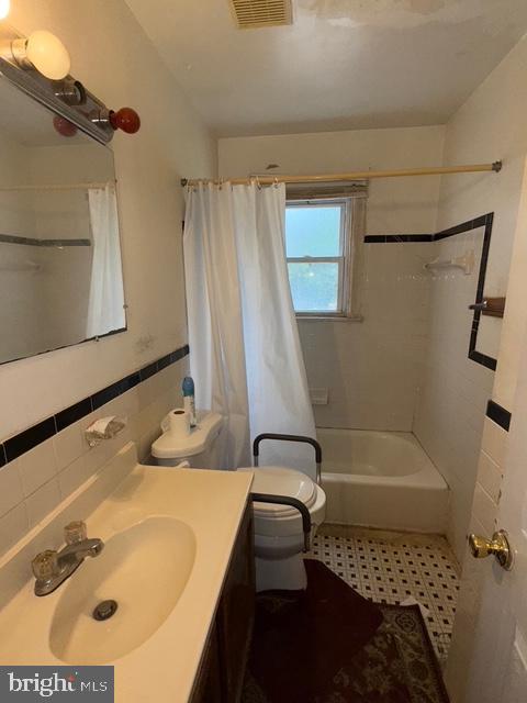 2205 Calvert Street Hyattsville, MD 20783 - Photo 7 of 26 a bathroom with a sink and a mirror
