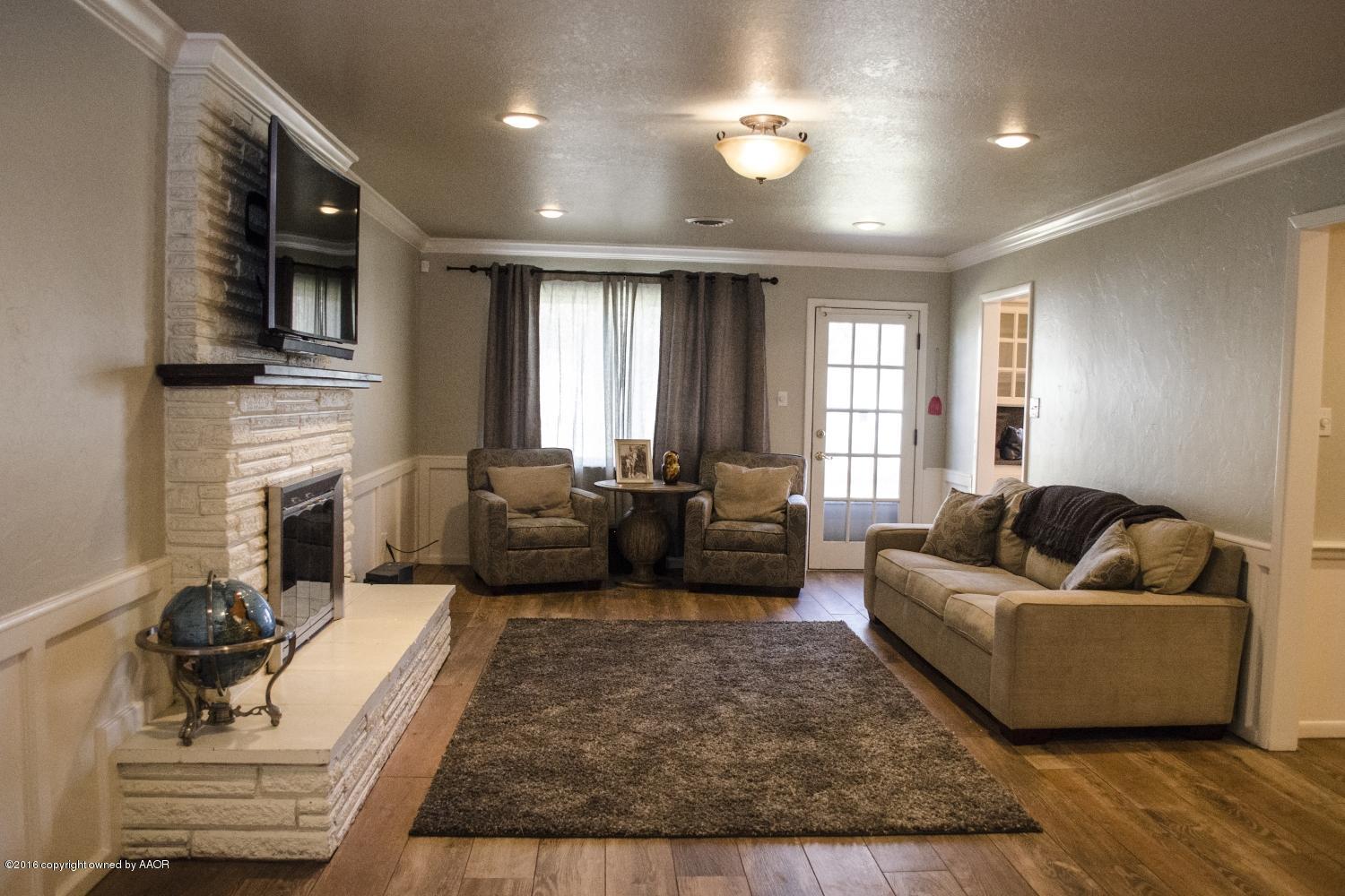 6312 Elmhurst Road Amarillo, TX 79106 - Photo 21 of 85 a living room with furniture and a fireplace