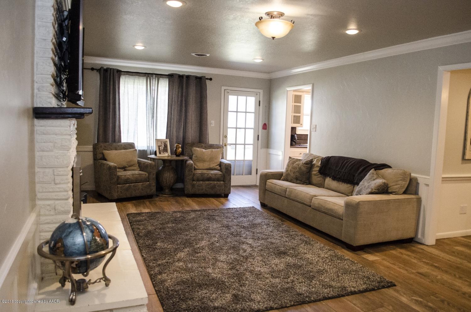 6312 Elmhurst Road Amarillo, TX 79106 - Photo 22 of 85 a living room with furniture and a fireplace