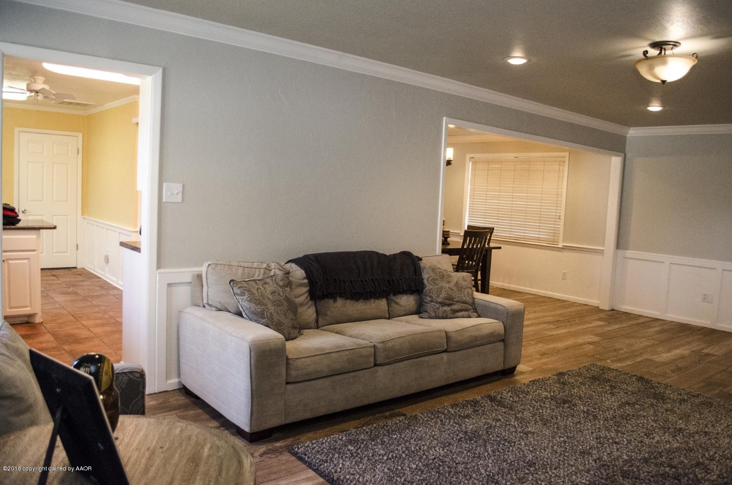 6312 Elmhurst Road Amarillo, TX 79106 - Photo 25 of 85 a living room with furniture and a window