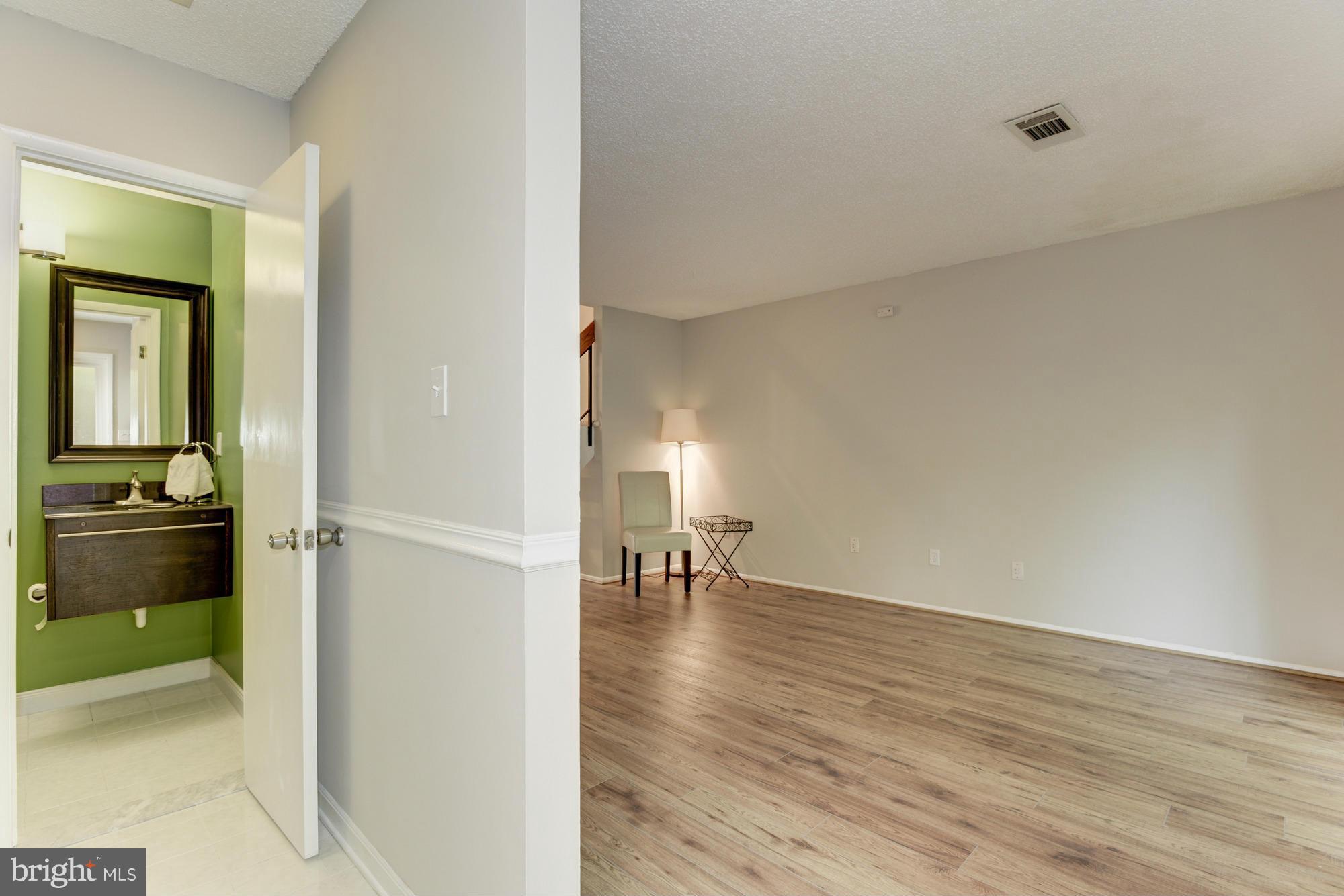 2317 Southgate Square Reston, VA 20191 - Photo 8 of 30 Living Room