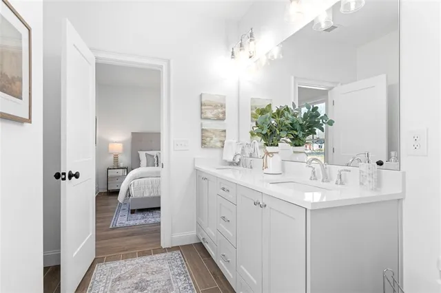 a en suite bathroom with a double vanity sink and mirror
