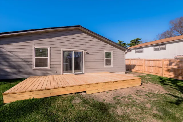 a view of backyard with tub and trees