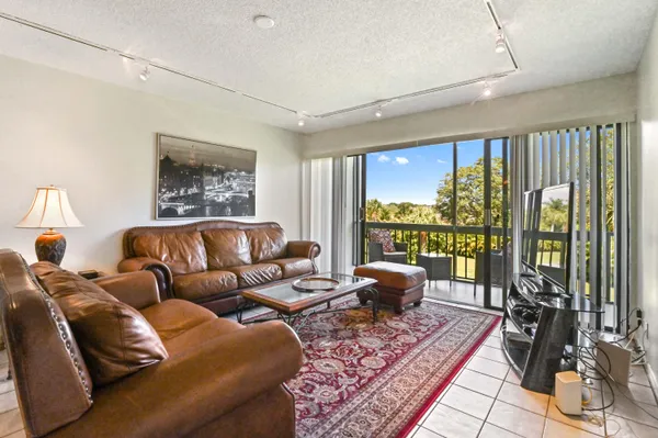 $2,100 | 2500 Presidential Way, Unit 302, West Palm Beach, FL 33401