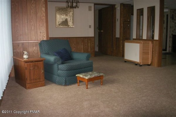 7854 Ramblebush Road Stroudsburg, PA 18360 - Photo 6 of 11 Living Room
