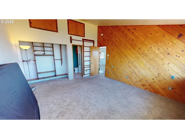 a black and white photo of a building