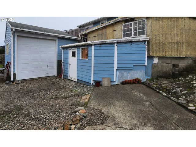 a view of a backyard of the house